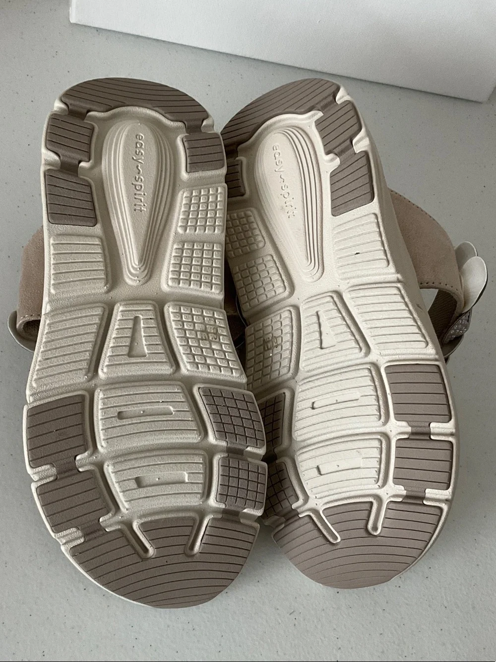 Easy Spirit Marjie2 Metallic Taupe Flower Thong Sandals (NWOT)
